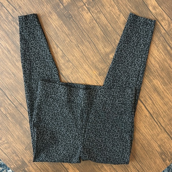 LOFT Black and Gray Leopard Print Leggings Size Medium - Picture 2 of 5